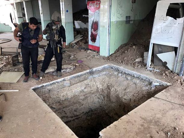 Irakin eliittisotilaat tarkastivat torstaina tunnelia Bartellassa, noin 20 kilometrin päässä Mosulista.
