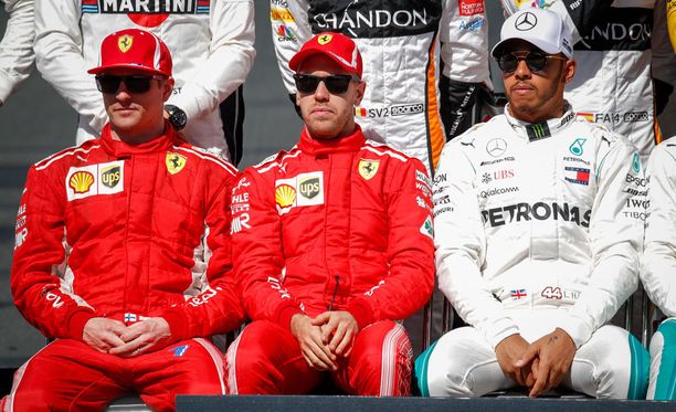 Lewis Hamilton joutui kaksi viikkoa sitten taistelemaan yksinään Kimi Räikköstä ja Sebastian Vetteliä vastaan, kun Valtteri Bottas lähti vaihdelaatikkoremontin takia Melbournen osakilpailuun vasta 15. lähtöruudusta. Nyt Hamilton kärsii vastaavan rangaistuksen.