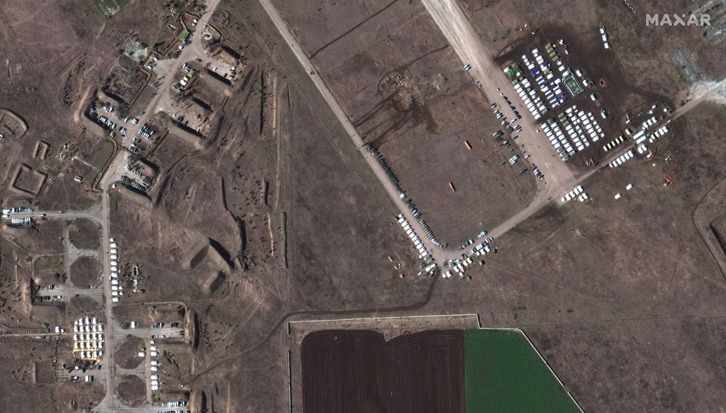 Satelliitti­kuvat paljastavat: Näin Venäjä on kasannut joukkojaan Ukrainan rajalle 