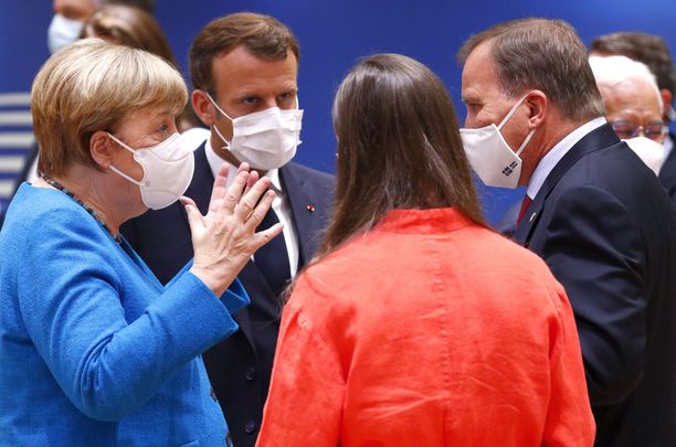 EU:n johtajat tapasivat viikonloppuna ensi kertaa kasvokkain sitten helmikuun, koska koronaepidemia on estänyt aiemmat tapaamiset. Kuvassa neuvottelevat nettomaksajamaiden eli Saksan, Ranskan, Ruotsin ja Suomen johtajat. 