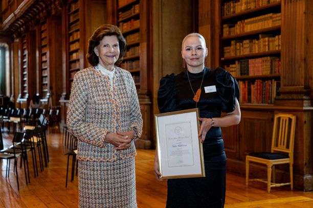 Ruotsin kuningatar Silvia antoi stipendin sairaanhoitaja Inka Häkkiselle Tukholmassa.
