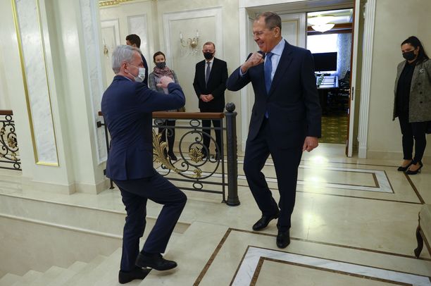 Ulkoministerit Pekka Haavisto (vas.) ja Sergei Lavrov tervehtivät kättelyn sijasta ajanmukaisesti kyynärpäillä.