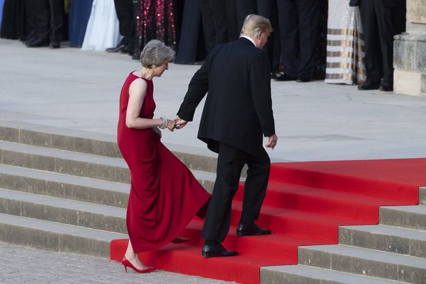 Donald Trump talutti Theresa Mayta portaita ylös perjantaina Lontoossa.
