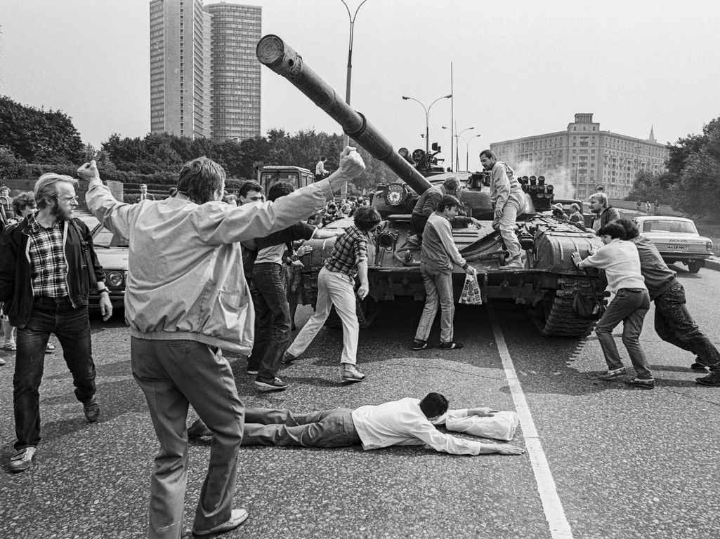 Ihmiset yrittävät pysäyttää panssarivaunua Moskovassa 19. elokuuta 1991.