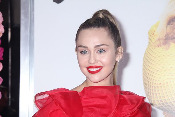 Miley Cyrus esiintyy Super Bowlien kunniaksi amerikkalaisille.