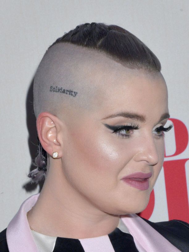 Kelly Osbournella Uusi Hiustyyli: Tatuoi Kaljuunsa Viestin