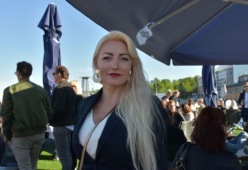 Marika Fingerroos, 40, pelmahti yllättäen julkkiskekkereille Helsingissä – edusti tyylikkäänä minihameessa ja huimissa koroissa