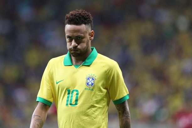 Neymar on loukkaantuneena sivussa Brasilian joukkueesta Etelä-Amerikan mestaruusturnauksesta. Sen sijaan 27-vuotias supertähti juonii seurasiirtoa.