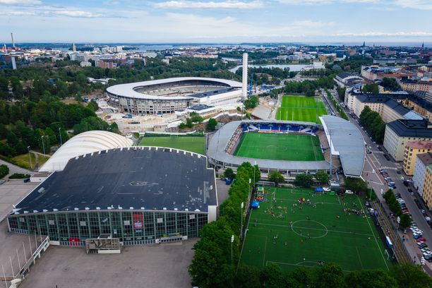 Helsingin jäähalli (vas.) sijaitsee lähellä jalkapallokenttiä, joilla pelattiin Helsinki Cupia.