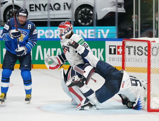 Petri Kontiola (vas.) hääri lauantaina USA:n maalilla, kun Suomi voitti 2–1.