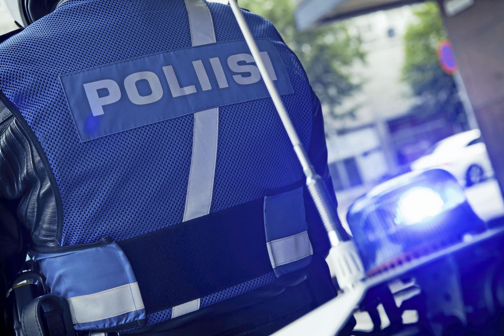 18-vuotias nuorukainen sai sakot harvinaisesta rikoksesta: Leikki poliisia ja pysäytti autoja Pieksämäellä
