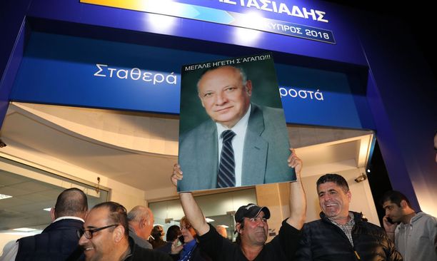 Istuvan presidentin Nicos Anastasiadeksen kannattajat juhlivat vaalivoittoa Nikosiassa sunnuntai-iltana.