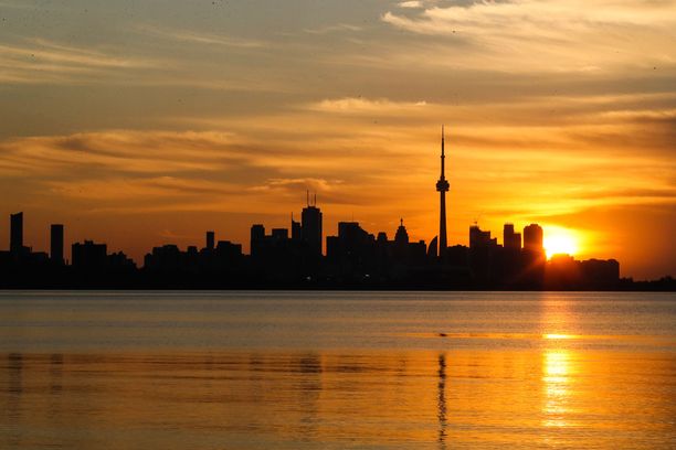 Ontarion osavaltiossa sijaitseva Toronto aamunvalossa.