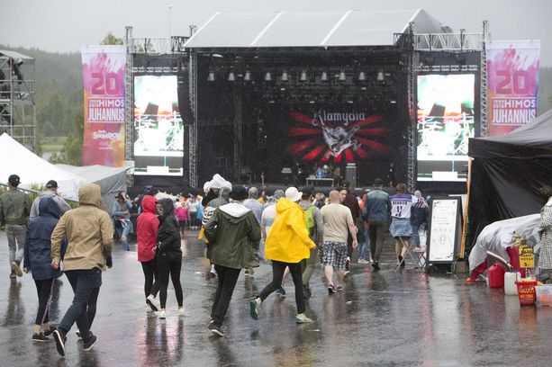 Sade iski sähköt poikki Klamydian keikalla Himos Juhannus -festivaaleilla -  bändi ihmeissään: ”Mikään ei toimi!”