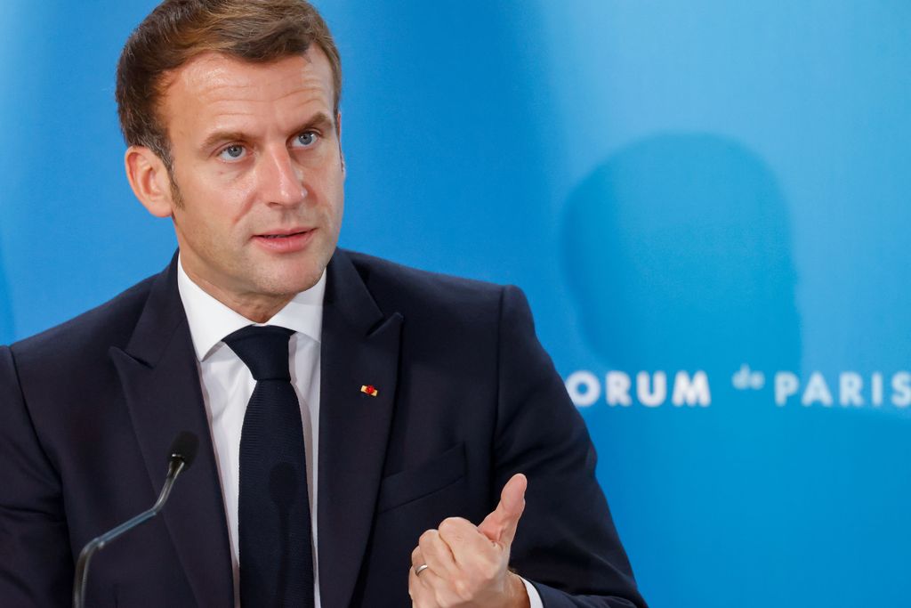 Emmanuel Macron hermostui – väittää median oikeuttavan terroristiset teot