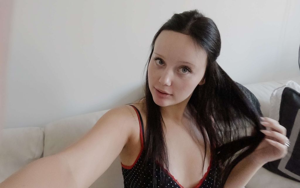 Martina Aitolehden ja Esko Eerikäisen Victoria-tytär lataa s