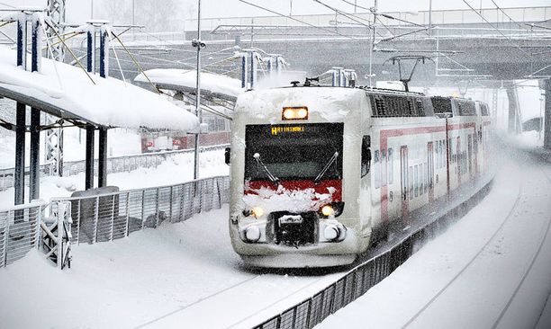Reipas pakkanen ja lumi sekoittivat junaliikenteen maanantaiaamuna pääkaupunkiseudulla.