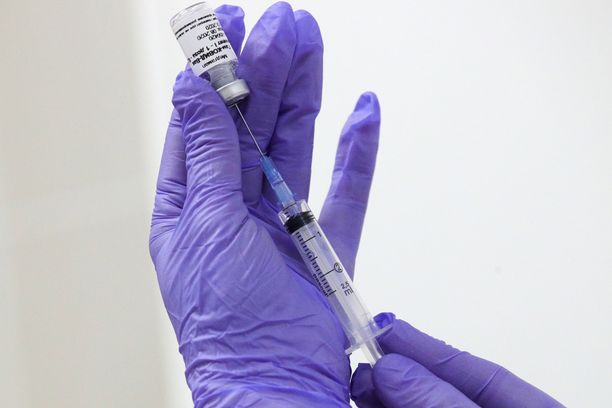 Terveydenhuollon työntekijä valmisteli vapaaehtoiselle annettavaa testivaiheen koronavirusrokotetta Moskovassa syyskuussa.