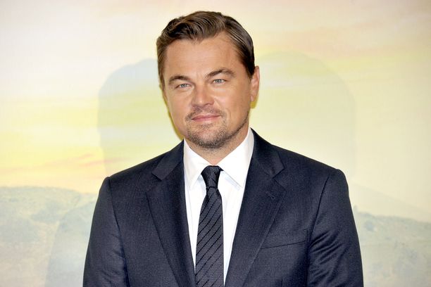 Leonardo DiCaprio kantaa huolta ilmastonmuutoksesta.