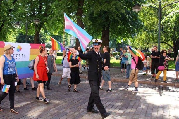 Ylikersantti Juho Pylvänäinen osallistui Helsinki Pride -kulkueeseen vuonna 2016 sotilaspuvussa.