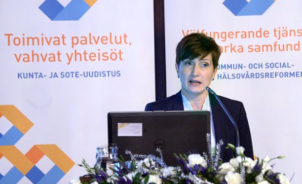Peruspalveluministeri Susanna Huovinen (sd) uskoo sote-uudistuksen pienentävän kustannuksia.