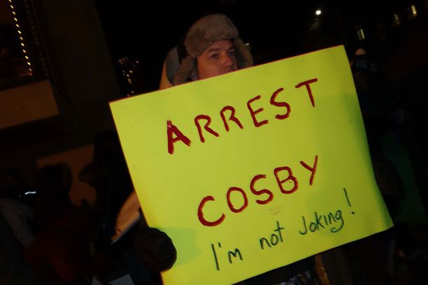 Kanadassa mielenosoittajat vaativat Cosbya tilille teoistaan. "Pidättäkää Cosby! En vitsaile!"