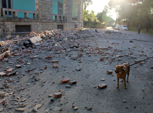 Yliopistorakennus on tuhoutunut pääkaupunki Tiranassa maanjäristyksissä.