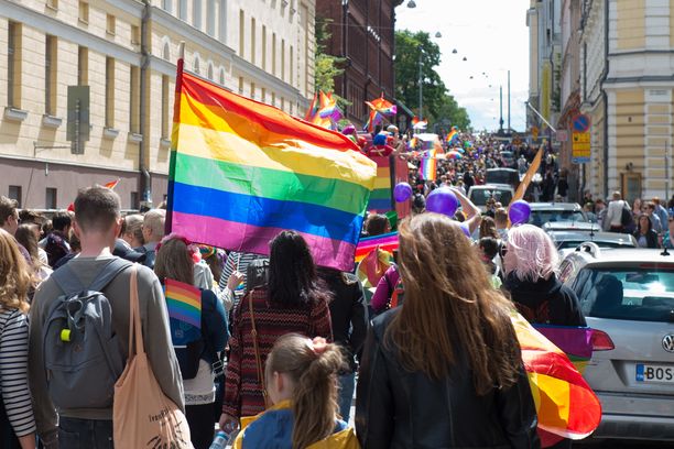 Maailman suosituimman lastenkirjailijan J.K. Rowlingin uutuuskirjan kansi julkaistiin maailmanlaajuisesti. Suomessa ajankohta osui yksiin myös sukupuolivähemmistöjä juhlistavan Pride-viikon kanssa. Kuva Pridesta vuodelta 2018.