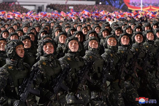Pohjoiskorealaisia sotilaita Korean kansanarmeijan joukkojen perustamisen 75-vuotispäivän juhlissa helmikuussa.