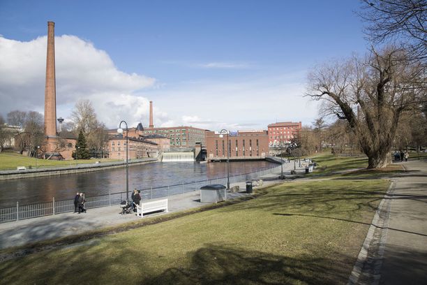 Tampereen Koskipuistossa oli aamulla karu näky - katso, millaisen määrän  roskaa vapun juhlakansa jätti jälkeensä