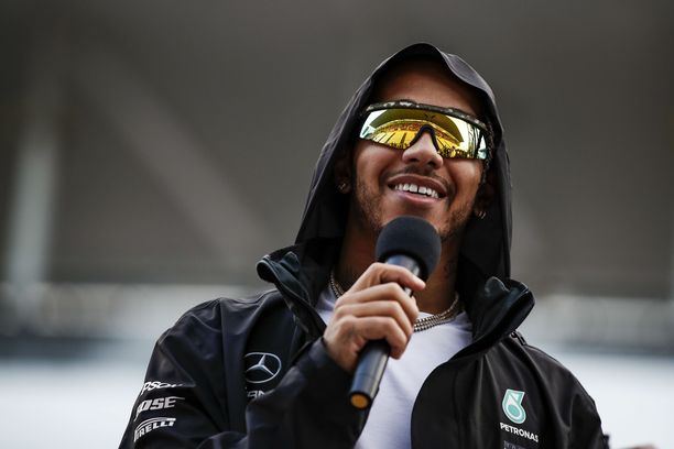 Lewis Hamilton kommentoi Ferrarin tallin sisäpolitiikkaa Japanin Suzukassa.