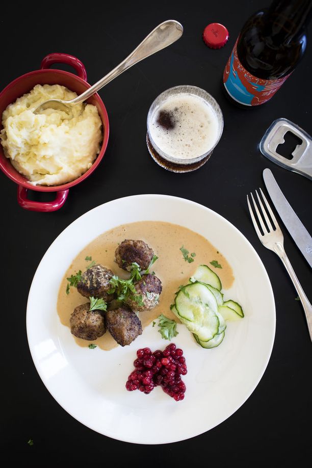 Tässä se on! Maailman parhaiden ruotsalaisten lihapullien aito resepti -  ”Tilpehööreistä ei voi tinkiä”