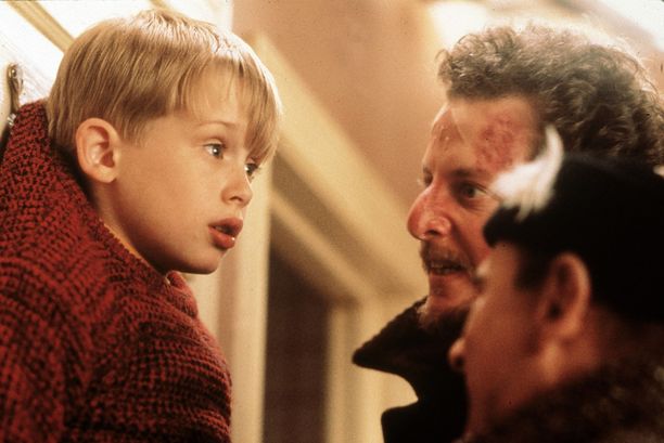 Vuonna 1990 julkaistussa Yksin kotona -elokuvassa Kevin-poika (Macaulay Culkin) laittaa kampoihin murtovarkaille, joita näyttelivät Joe Pesci (oik.) ja Daniel Stern.