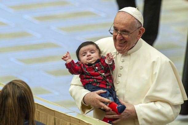 Paavi Franciscus ei ole kasvomaskien suuri ystävä. Tämä nuorukainen pääsi katolisen kirkon johtajan syliin maanantaina. 