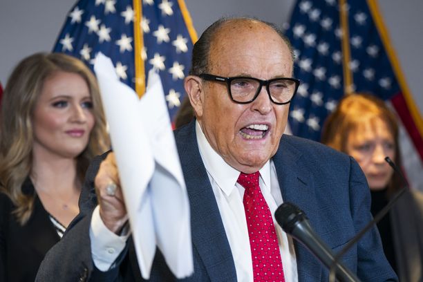 Donald Trumpin asianajaja Rudy Giuliani (kuvassa) tuohtui tiedotustilaisuudessa useaan kertaan ja ajautui myös sanaharkkaan toimittajien kanssa.