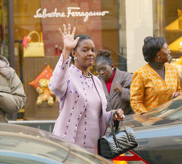Grace Mugabella oli kallis maku. Tässä hän on ostoksilla Pariisissa.