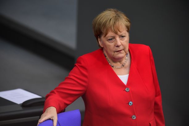 Liittokansleri Angela Merkel kuvattiin Saksan parlamentti Bundestagissa kysymystunnilla eilen.