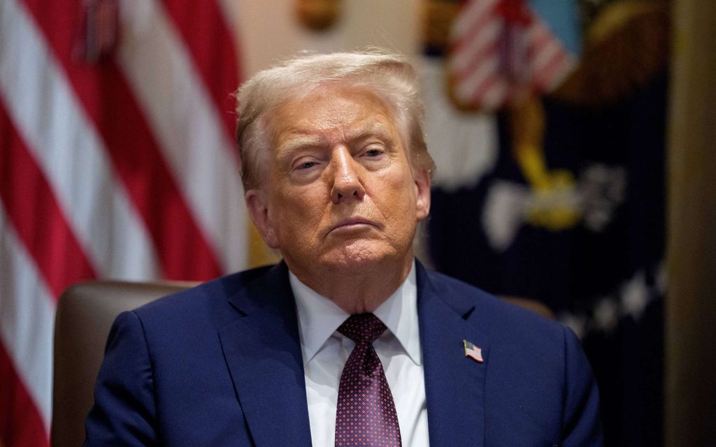 Donald Trumpin käsi hämmentää – Tuore kuva