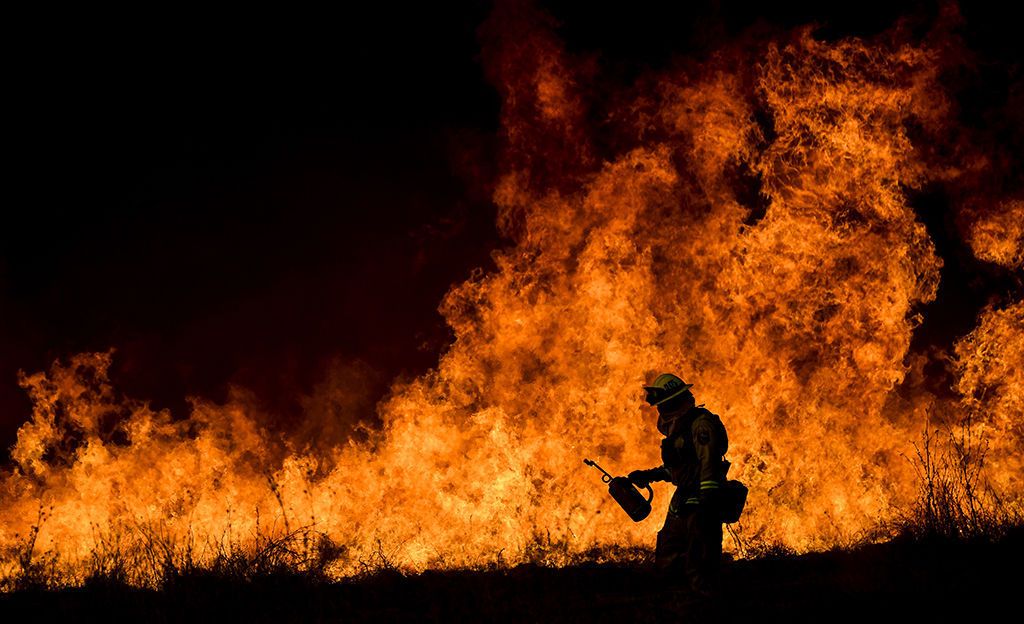 Kaliforniassa raivoavat maastopalot johtaneet kahden palomiehen kuolemaan - videolla näkyy 18 000 hehtaarin jättipalon aiheuttama tuho