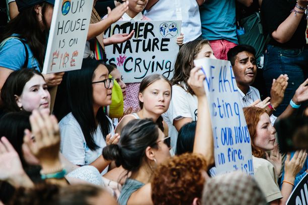 Ruotsalainen ilmastoaktivisti Greta Thunberg osallistui perjantaina mielenosoitukseen YK:n päämajan edessä.