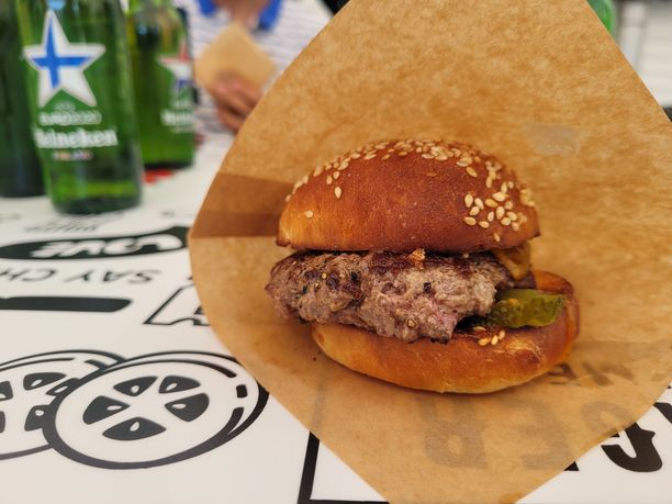 Burger lovers -terassi - jättimäinen hampurilaisterassi Helsingissä