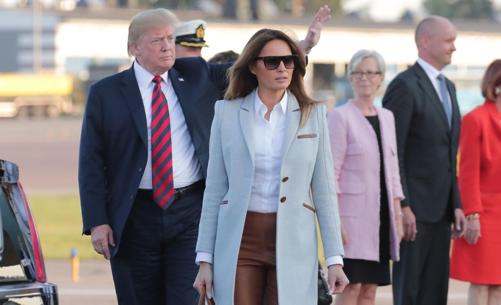 Melania Trumpin etikettivirhe! Käveli miehensä edellä - tapakouluttaja: ”Normaalisti valtionpäämies tulee aina ensin”