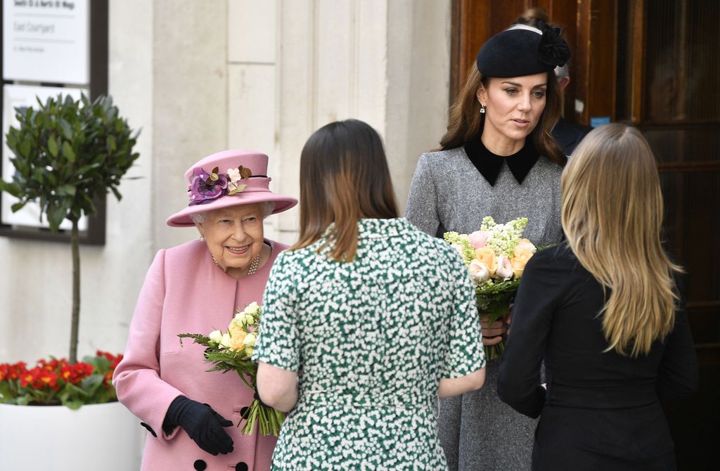 Herttuatar Catherine edusti yhdessä kuningatar Elisabetin kanssa – ensimmäinen kerta vuosiin