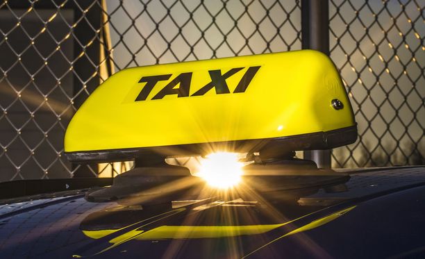 Valkeakoskelaiset taksiyrittäjät ovat huolestuneet tulojensa rajusta laskusta.