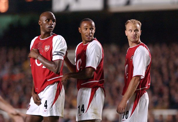 Patrick Vieira (4), Dennis Bergkamp (14) ja Thierry Henry (10) Gunnres-paidassa vuonna 2002.