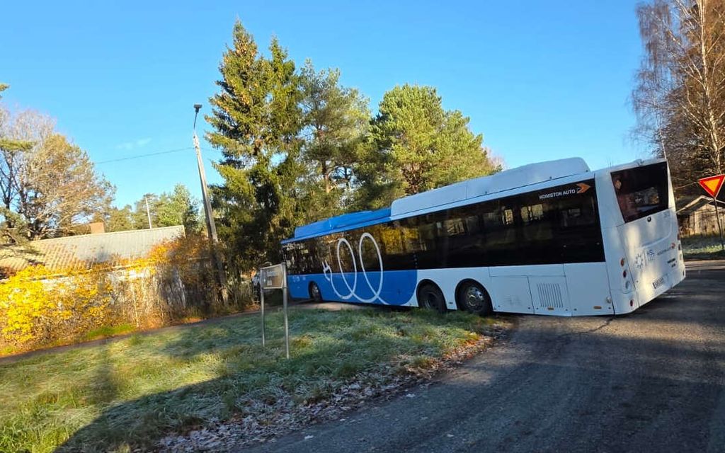 HSL:n bussi poikittain jumissa keskellä tietä