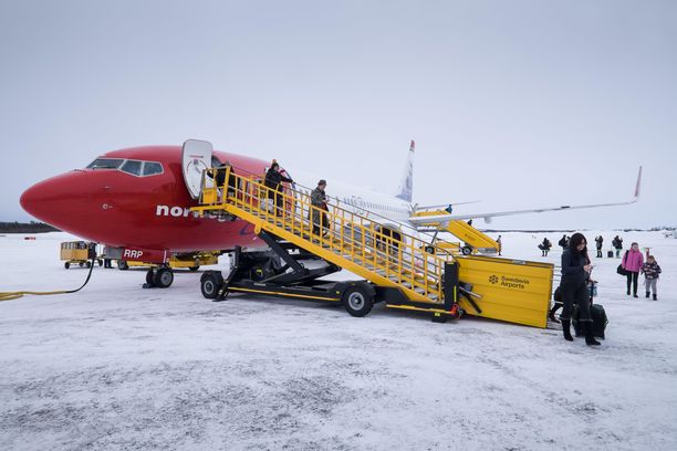 Matkustajat nousivat Norwegianin koneesta Kiirunassa Ruotsin Lapissa viime maaliskuussa.