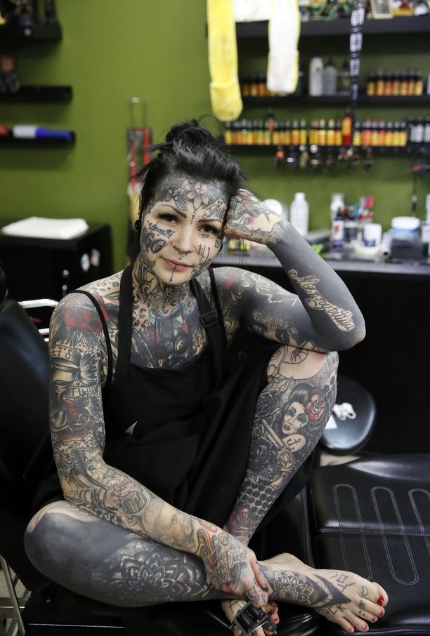 Aleksandra Säävälä on tatuoitu päästä varpaisiin – ja ylpeä siitä