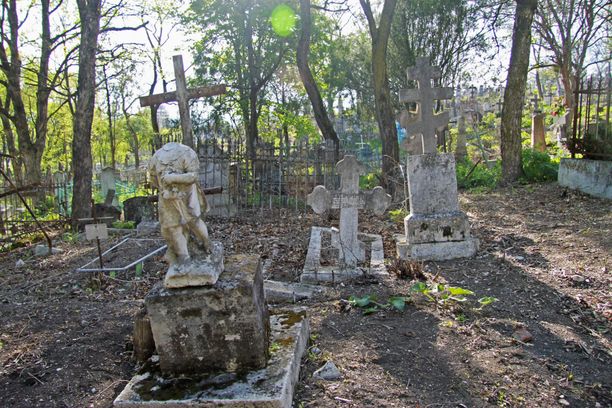 Vuonna 2011 Anatolij Moskvinin autotallista löytyi 26 nukkea, jotka oli tehty haudoistaan ylös kaivettujen tyttöjen ruumiista. Kuvituskuva.