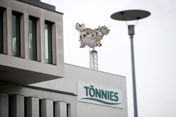 Yli tuhannella Tönnies Group -yhtymän lihanjalostustehtaan työntekijällä on todettu koronavirustartunta.